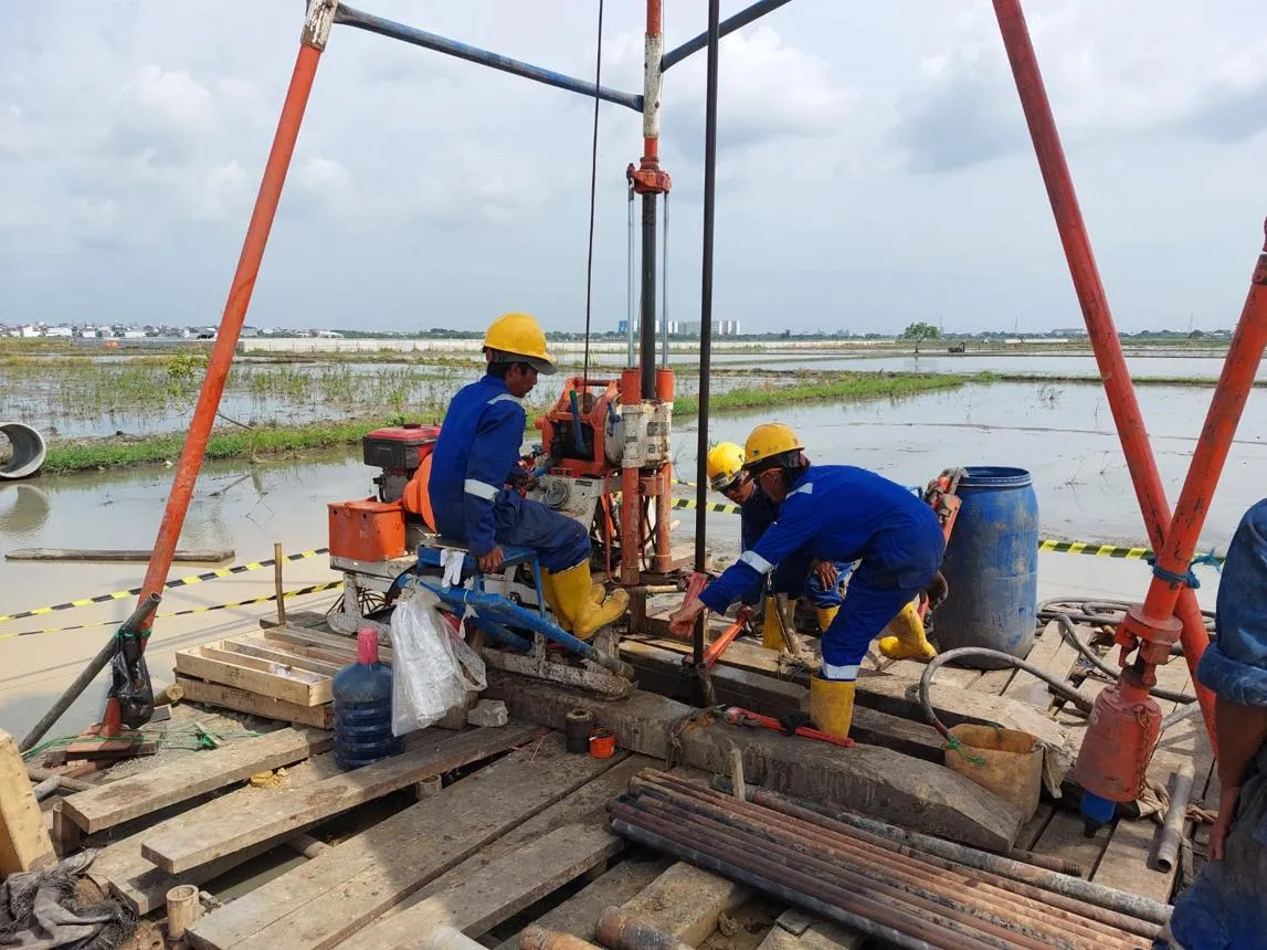 Cara Memasang Cerucuk Kayu Galam di Tanah Rawa dan Gambut